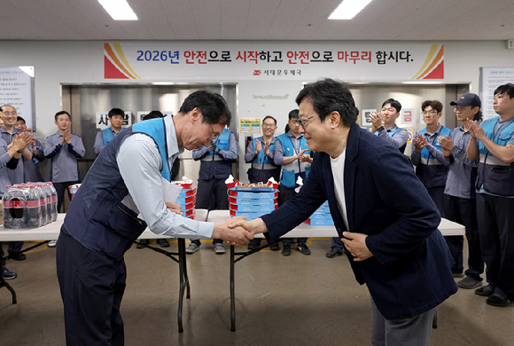 박인환 우정사업본부장이 24일 우체국을 방문해 직원들을 격려하고 있는 모습. [사진=우정사업본부]