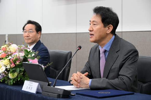 오세훈 서울시장이 22일 서울시청에서 열린 '교육격차 해소를 위한 업무협약식'에서 인사말을 하고 있다. 왼쪽은 유정복 인천시장. [사진=서울시]