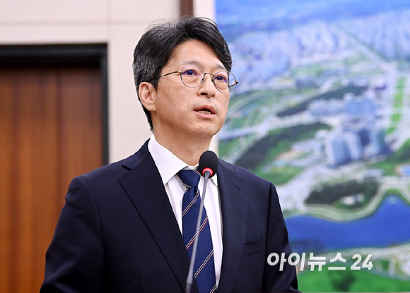 홍지선 국토교통부 장관 후보자가 16일 서울 여의도 국회에서 열린 국토교통위원회 인사청문회에서 모두발언을 하고 있다. [사진=곽영래 기자]