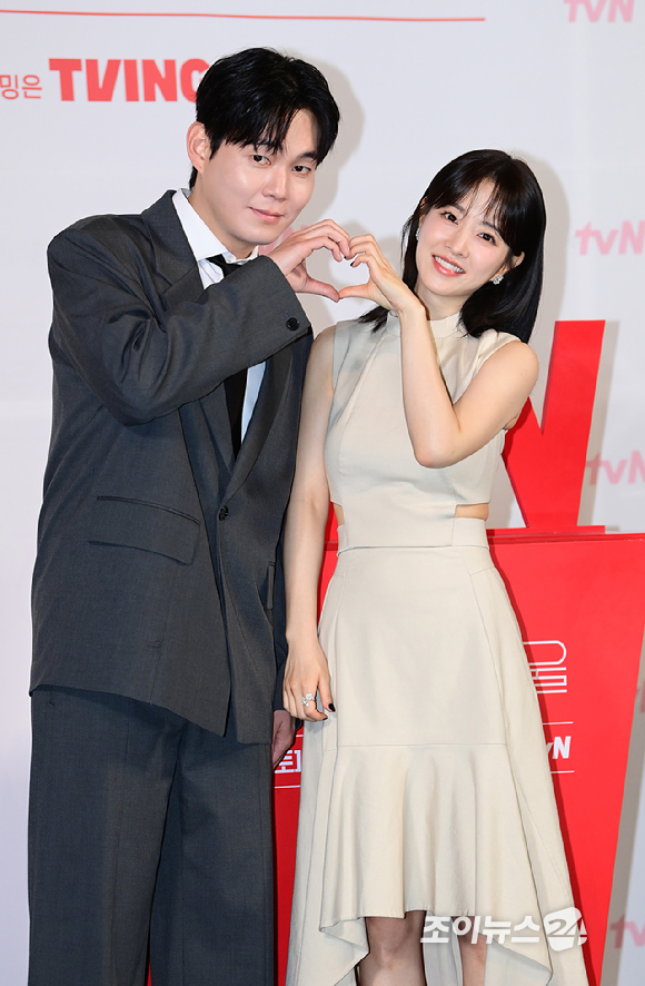 배우 류경수와 박보영이 21일 오후 서울 영등포구 CGV 영등포에서 열린 tvN '미지의 서울' 제작발표회에서 참석하고 있다. [사진=정소희 기자]