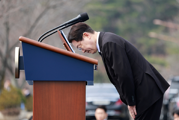 이재명 대통령이 15일 경남 창원시 마산회원구 국립 3&middot;15 민주 묘지에서 열린 제66주년 3&middot;15의거 기념식에서 기념사를 마친 뒤 참석자들을 향해 인사하고 있다. [사진=청와대통신사진기자단]