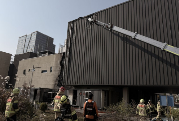 4일 낮 12시14분께 인천 연수구 송도소방서에서 불이 나 소방 대원 등이 진화 작업을 벌이고 있다. [사진=인천소방본부]