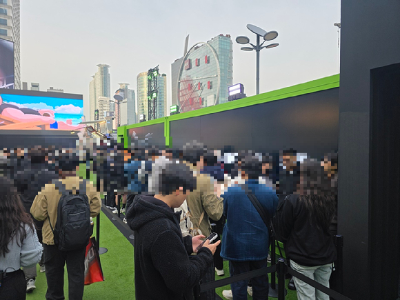 30일 서울 삼성동 코엑스에서 열린 엔비디아의 '지포스 게이머 페스티벌'에서 엔씨소프트가 마련한 '아이온2', '신더시티' 체험 부스에 관객들이 줄지어 대기하고 있다. [사진=박정민 기자]