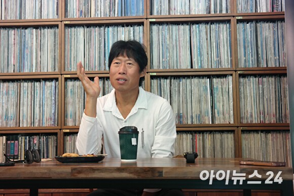 배우 유해진이 26일 청주시 상당구 대성동 ‘다락방의 불빛 카페’에서 ‘열개의 인디언 인형’ 작품을 설명하고 있다. [사진=임양규 기자]