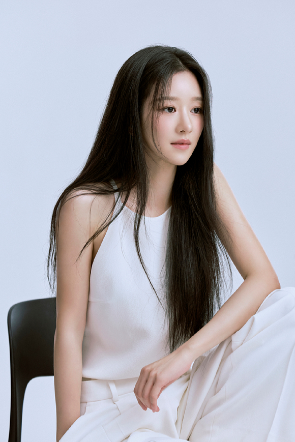 배우 안희연(하니)이 21일 오전 서울 종로구 JW 메리어트 동대문 스퀘어 서울 그랜드 볼룸에서 열린 디즈니+ 오리지널 시리즈 '사랑이라 말해요' 제작발표회에 참석하고 있다. [사진=정소희 기자]