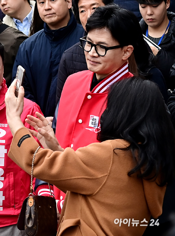 한동훈 국민의힘 비상대책위원장이 25일 오전 서울 영등포구 여의도역에서 시민과 기념촬영을 하고 있다. [사진=곽영래 기자]