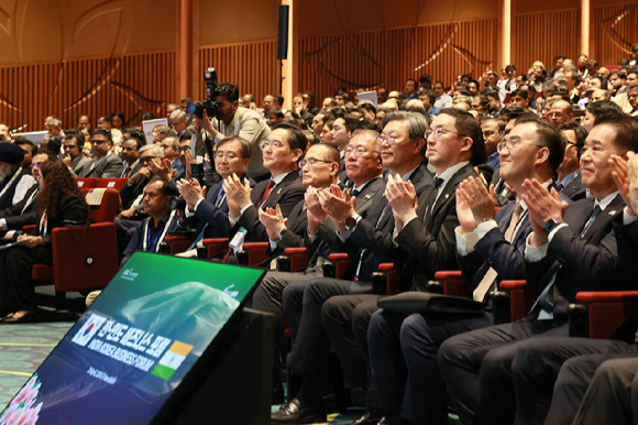 류진 한국경제인협회 회장이 20일(현지시간) 인도 뉴델리 바랏 만다팜에서 열린 &lsquo;한-인도 비즈니스 포럼&rsquo;에서 인사말을 하고 있다. [사진=한국경제인협회]
