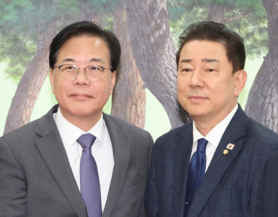 더불어민주당 김병기 원내대표와 국민의힘 송언석 원내대표가 18일 서울 여의도 국회에서 회동하고 있다.왼쪽부터 국민의힘 유상범 원내운영수석부대표·송언석 원내대표, 더불어민주당 김병기 원내대표·문진석 원내운영수석부대표. [사진=연합뉴스]