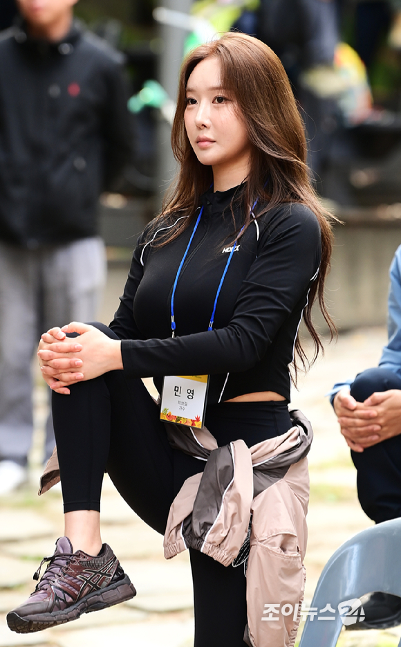 그룹 브브걸(BBGIRLS) 민영이 25일 서울 강북구 우이동 북한산국립공원 우이분소(백운천 휴게공간)에서 열린 '브브걸 민영과 함께 하는 팬트레킹-제12회 희망찾기 등산·트레킹 교실' 개막행사에서 산행 전 스트레칭을 하고 있다. [사진=정소희 기자]