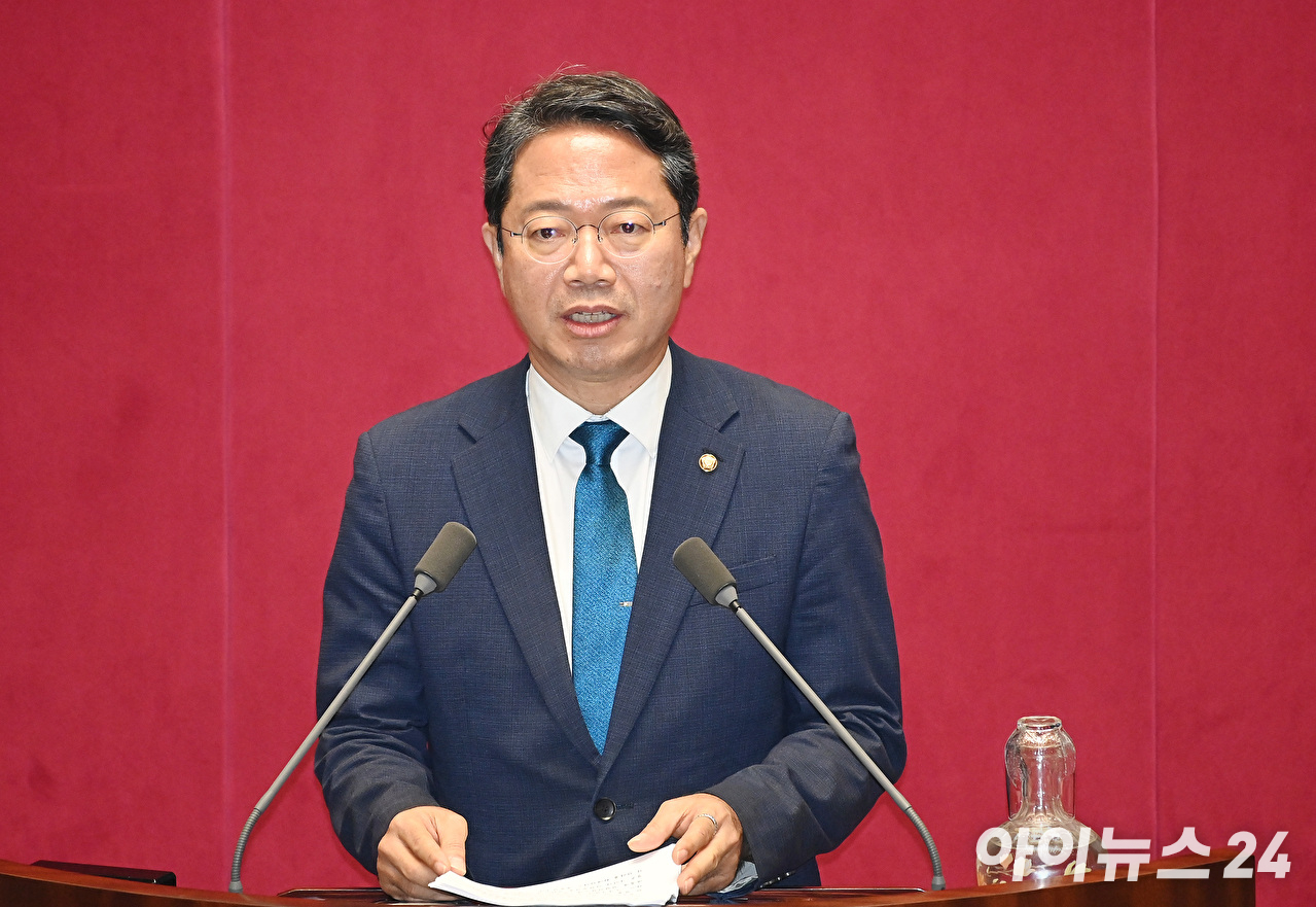 김승원 더불어민주당 의원이 30일 서울 여의도 국회에서 열린 본회의에서 형사소송법 일부개정법률안(대안)에 대해 제안설명을 하고 있다. [사진=곽영래 기자]