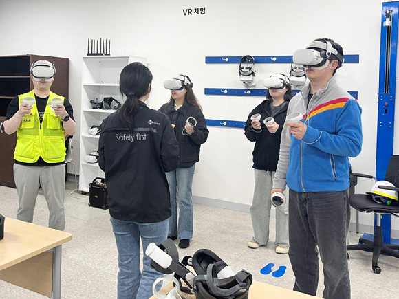 CJ대한통운 임직원들이 곤지암메가허브 내 안전체험관에서 VR 기기를 착용하고 실제와 유사한 사고 상황을 체험하고 있다. [사진=CJ대한통운]