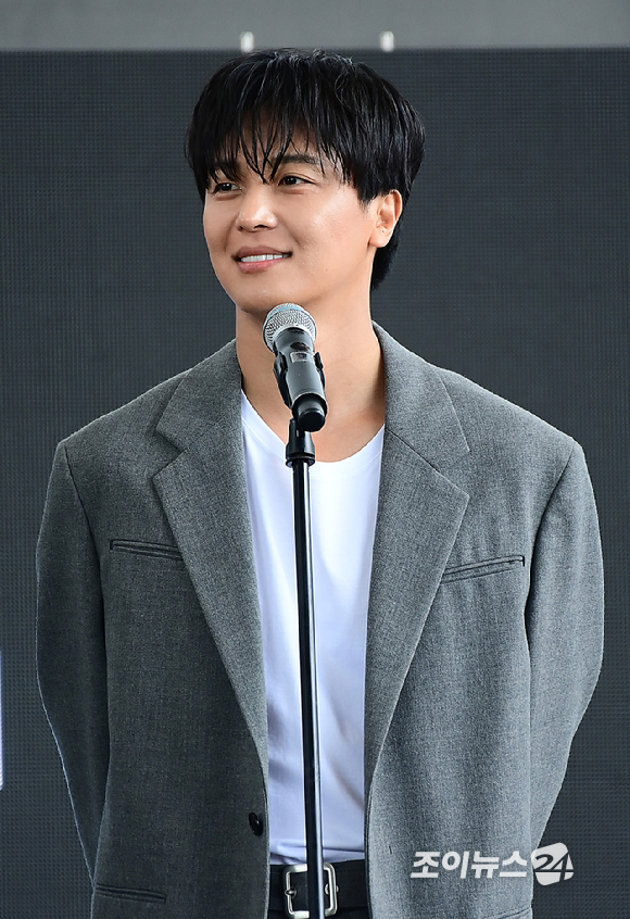 배우 연우진이 19일 오후 부산광역시 해운대구 우동 영화의 전당에서 열린 제30회 부산국제영화제(BIFF) '파과' 야외무대인사 행사에 참석하고 있다. [사진=정소희 기자]