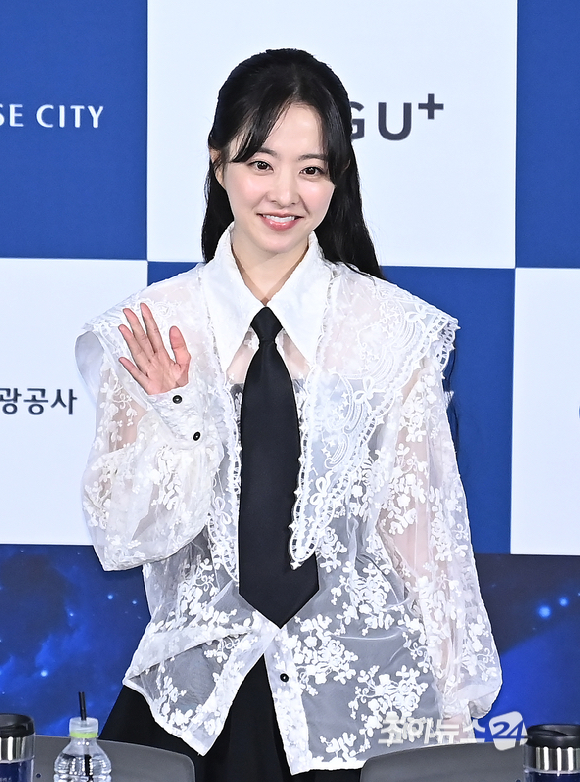 배우 박보영이 25일 오전 서울 영등포구 CGV 여의도에서 열린 청룡시리즈어워즈 핸드프린팅 행사에서 포토타임을 갖고 있다. [사진=곽영래 기자]