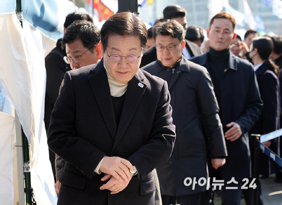 이재명 더불어민주당 대표가 19일 오전 서울 종로구 경복궁역 부근 민주당 천막농성장에서 열린 현장 최고위원회의에 방탄복을 잊고 참석하고 있다. [사진=국회사진취재단]