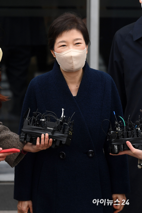 박근혜 전 대통령이 24일 오전 서울 일원동 삼성서울병원에서 퇴원 수속을 마치고 병원을 나서며 취재진의 질문에 답하고 있다. [사진=정소희 기자]