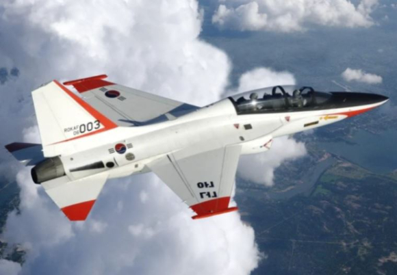 공군 항공기가 훈련 도중 엔진 경고등이 켜져 활주로를 이탈한 뒤, 비상착륙 도중 전복되는 사고가 발생했다. 사진은 공군 T-50 항공기. [사진=공군]