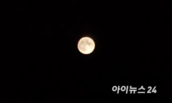 지난해 추석 보름달이 하늘에 떠 있다. [사진=정종오 기자]