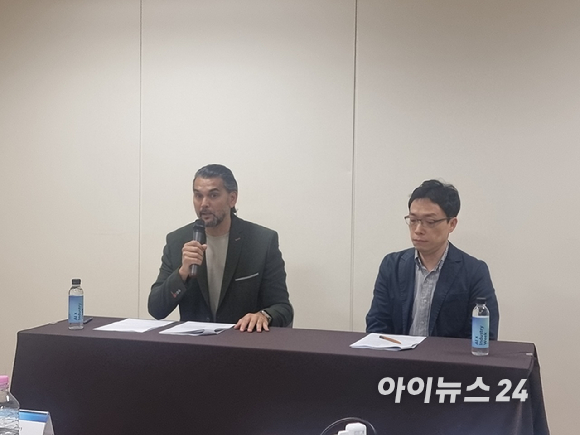 벤 카바나스 AWS 아시아태평양 및 일본(APJ) 지역 글로벌 세일즈 기술 디렉터가 15일 서울 코엑스에서 열린 'AWS AIx인더스트리 2025'에서 키노트를 하고 있다. [사진=윤소진 기자]