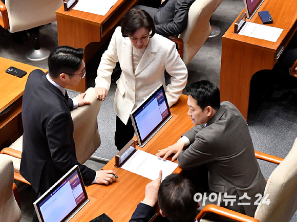 국민의힘 장동혁 대표와 이인선 의원이 19일 서울 여의도 국회에서 열린 본회의에서 대화하고 있다. [사진=곽영래 기자]