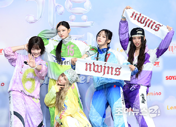 그룹 뉴진스(NewJeans)가 21일 오후 인천광역시 중구 A리조트에서 열린 '2024 SBS 가요대전 썸머' 블루카펫 행사에 참석하고 있다. [사진=정소희 기자]
