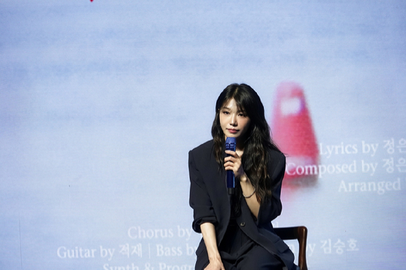 정은지가 최근 서울 모처에서 진행한 신보 '서머, 아이' 발매 기념 음악감상회에서 신보에 대해 설명하고 있다. [사진=빌리언스]