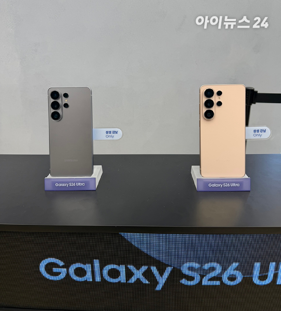 삼성 강남 1층 외벽 대형 LED 디지털 파사드에서는 '포토 어시스트'로 사진이 완성되는 과정이 반복 상영되고 있었다. [사진=황세웅 기자]