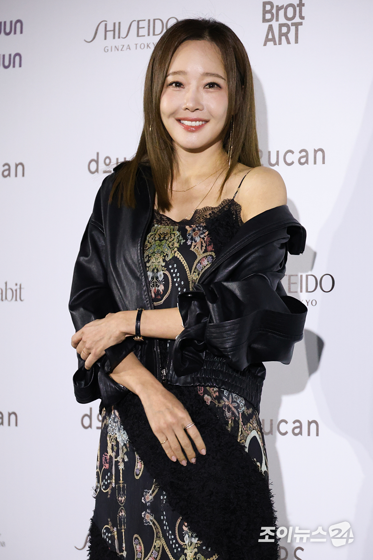 배우 소유진이 1일 오후 서울 중구 동대문디자인플라자에서 진행된 2027 S/S 서울패션위크 '두칸' 컬렉션에 참석해 포즈를 취하고 있다. [사진=문수지 기자]