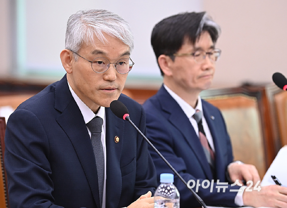 천대엽 법원행정처 처장이 12일 오후 서울 여의도 국회에서 열린 제423회 국회(임시) 법제사법위원회 제1차 전체회의에서 의원 질의에 답변하고 있다. [사진=곽영래 기자]