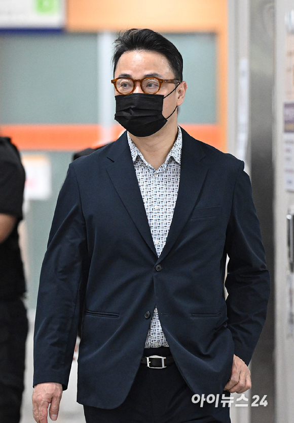김건희 씨 오빠 김진우 씨가 15일 서울 서초구 서울중앙지방법원에서 열린 양평 공흥지구 의혹 관련 공판에 출석하고 있다. [사진=사진공동취재단]