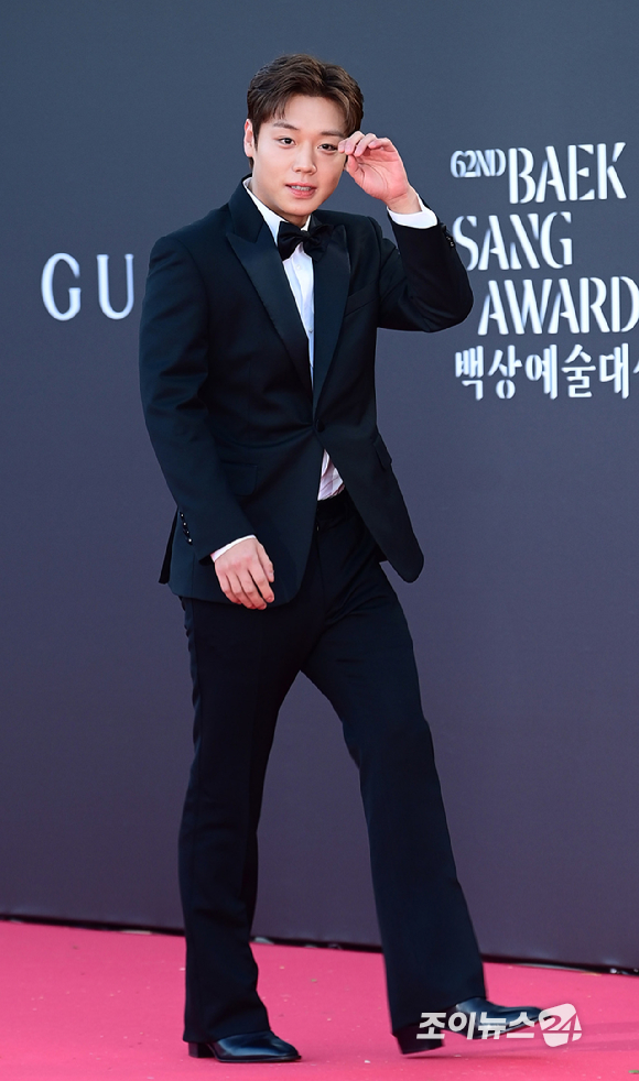 배우 박지훈이 8일 오후 서울 강남구 삼성동 코엑스 동문 앞 야외광장에서 열린 '제62회 백상예술대상 with 구찌' 시상식에 앞서 레드카펫 행사에 참석하고 있다. [사진=정소희 기자]
