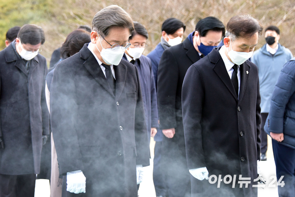 더불어민주당 이재명 대선후보와 의원들이 14일 오전 서울 동작구 국립서울현충원 현충탑을 참배하고 있다. [사진=국회사진취재단]