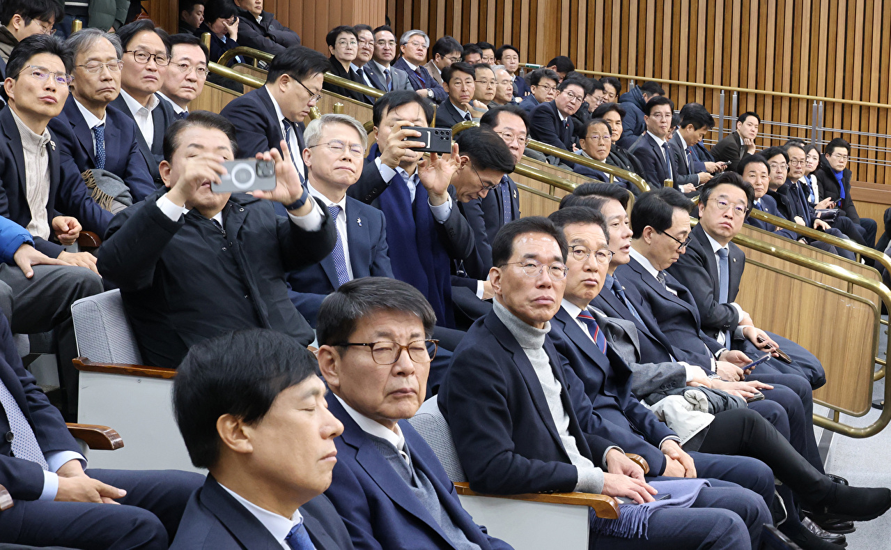 더불어민주당 정청래 대표와 한병도 원내대표, 한정애 정책위의장이 20일 서울 여의도 국회에서 열린 공소청법&middot;중대범죄수사청법 공청회에서 법안 관련 설명을 듣고 있다. 2026.1.20 [사진=연합뉴스]