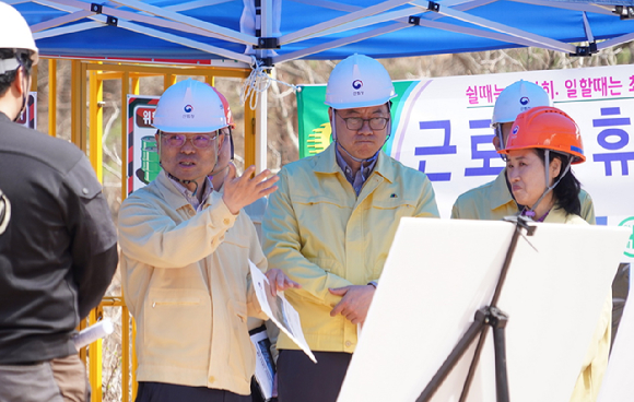 박은식 산림청장이 3일 경상북도 안동시 길안면을 찾아 산불피해지 &lsquo;임도 신설 현장의 안점점검'을 실시하고 있다. [사진=산림청]