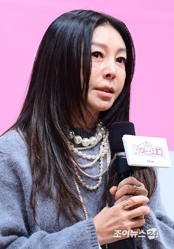 배우 황신혜가 6일 오전 서울 영등포구 여의도 KBS 아트홀에서 진행된 KBS 1TV '황신혜의 같이 삽시다' 제작발표회에 참석하고 있다. [사진=정소희 기자]