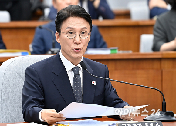 김민석 국무총리 후보자가 24일 서울 여의도 국회에서 열린 국무총리(김민석) 임명동의안 심사를 위한 인사청문회에서 의원 질의에 답변하고 있다. [사진=곽영래 기자]
