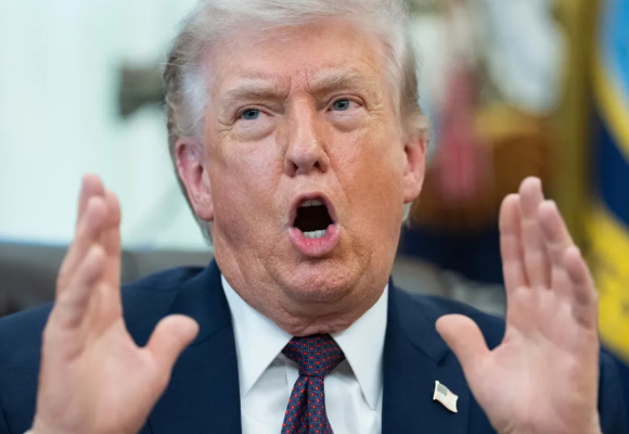 도널드 트럼프 미국 대통령이 미국 워싱턴 백악관 오벌오피스에서 행정명령 서명 행사 중 발언하고 있다. [사진=EPA/연합뉴스]