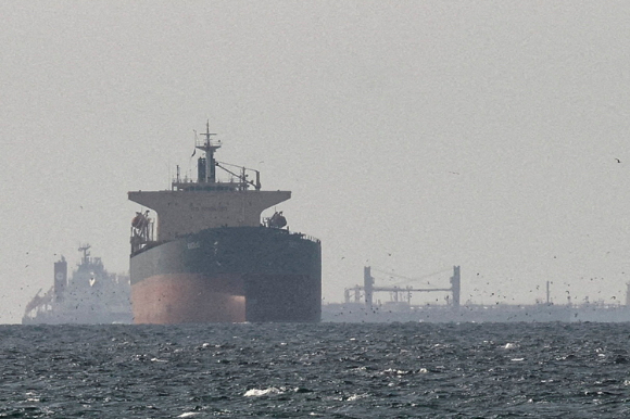 호르무즈 해협의 유조선과 화물선 [사진=AP/연합뉴스]