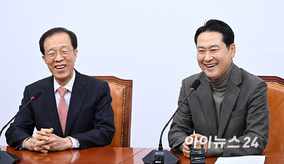 장동혁 국민의힘 대표가 16일 서울 여의도 국회에서 이석연 국민통합위원장을 접견해 기념촬영을 하고 있다. [사진=곽영래 기자]