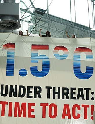 지난 21일 브라질에서 열린 COP030에서 활동가들이 "섭씨 1.5도 상승 위협: 행동할 때다!"라고 적힌 플래카드를 들고 시위에 참여하고 있다. [사진=AP/연합뉴스]