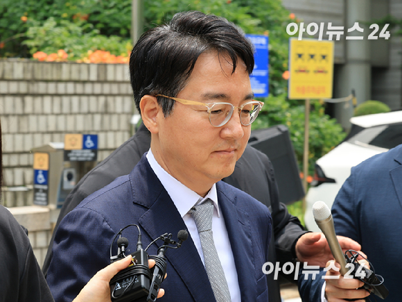 심우정 전 검찰총장이 16일 서울중앙지법에서 구속 전 피의자심문(영장실질심사)을 마치고 법원을 나서고 있다. [사진=사진공동취재단 ]