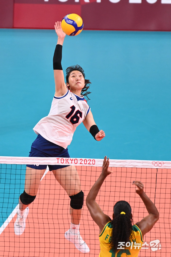 6일 오후 일본 도쿄 아리아케 아레나에서 열린 2020 도쿄올림픽 여자 배구 준결승 대한민국 대 브라질의 경기가 진행됐다. 한국 정지윤이 스파이크를 하고 있다.