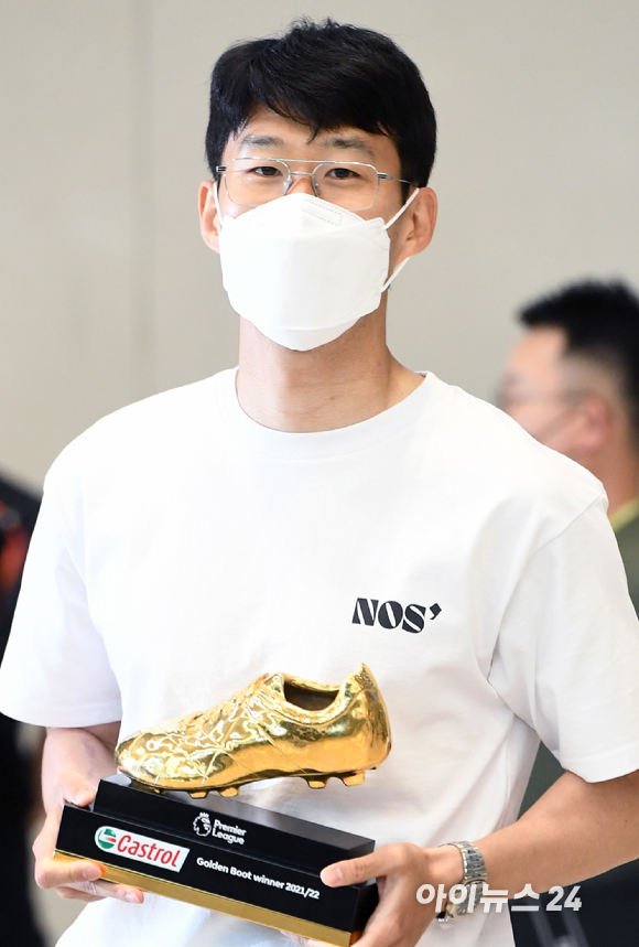 아시아 선수 최초로 프리미어리그(PL) 득점왕에 오른 손흥민(토트넘 핫스퍼)이 24일 오후 인천국제공항을 통해 입국해 '골든 부트'를 들고 포토타임을 갖고 있다.