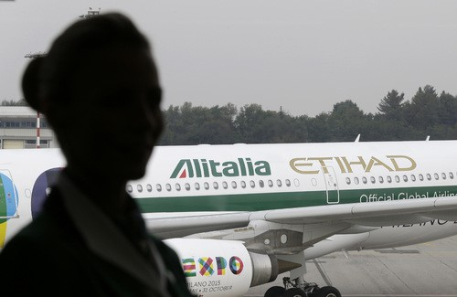 이탈리아 밀라노 말펜사 국제공항이 '실비오 베를루스코니 국제공항'으로 이름이 바뀐다. 사진은 이탈리아 국영항공사인 알리탈리아가 밀라노 공항에 착륙한 장면. [사진=뉴시스]