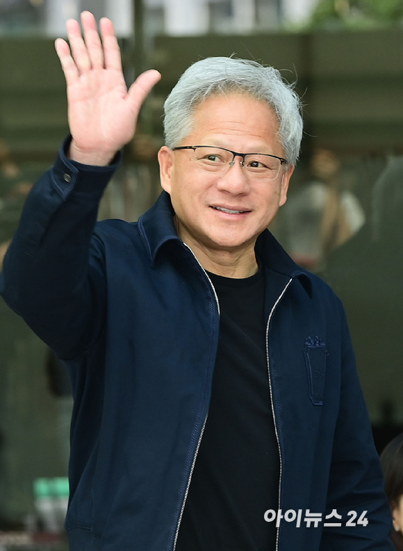젠슨 황 엔비디아 최고경영자(CEO)가 5일 오후 전세기를 통해 서울김포비즈니스항공센터로 입국하고 있다. [사진=정소희 기자]