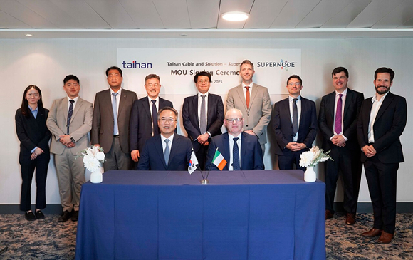 대한전선과 슈퍼노드 관계자들이 MOU 체결 기념 촬영을 하고 있다.(앞줄 왼쪽부터 대한전선 송종민 부회장, 슈퍼노드 CEO 존 피츠제랄드) [사진=대한전선]