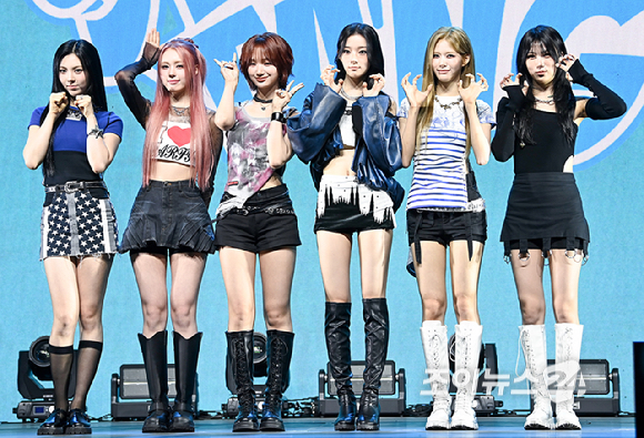 걸그룹 이프아이(ifeye)가 16일 서울 한남동 블루스퀘어에서 진행된 미니 2집 물결 '낭' Pt.2 'sweet tang(스윗탱)' 쇼케이스에서 포토타임을 갖고 있다. [사진=곽영래 기자]
