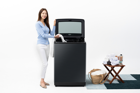 삼성전자 모델이 국내 최대 용량 전자동 세탁기 '그랑데 통버블' 25Kg 제품을 소개하고 있는 모습 [사진=삼성전자]