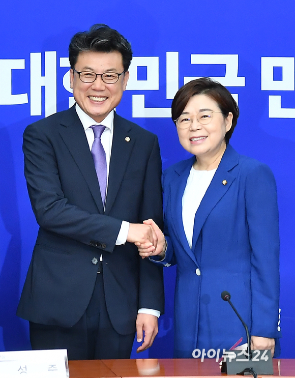 더불어민주당 진성준 정책위의장과 국민의힘 김정재 정책위의장이 7일 오전 서울 여의도 국회에서 열린 여야 정책위의장 상견례를 하고 있다. [사진=곽영래 기자]