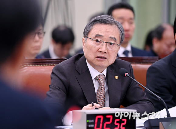 조현 외교부 장관이 6일 서울 여의도 국회에서 열린 외교통일위원회 전체회의에서 질의에 답변하고 있다. [사진=곽영래 기자]