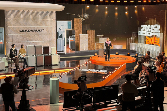 CJ온스타일을 대표하는 셀러 (왼쪽부터) 이민웅, 박혜연이 콘텐츠 커머스 IP '대국민 쇼핑 솔루션 더 김창옥 라이브'를 진행하고 있다. [사진=CJ온스타일]